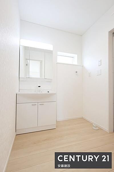 【　洗面所　/　Washroom　】清潔感溢れる洗面所は、家族みんなが快適に使えるよう配慮された空間バタバタしがちな朝の時間も、ゆとりをもって過ごせます！