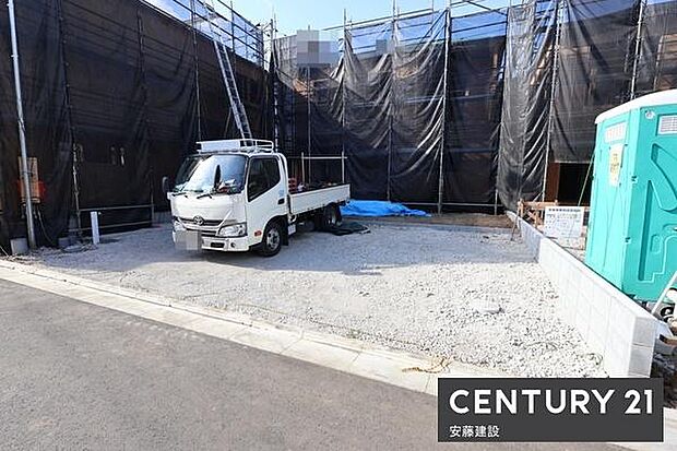 【 駐車場 / parking 】並列2台可能な駐車スペースご夫婦それぞれのお車をお家の前に停めることができます