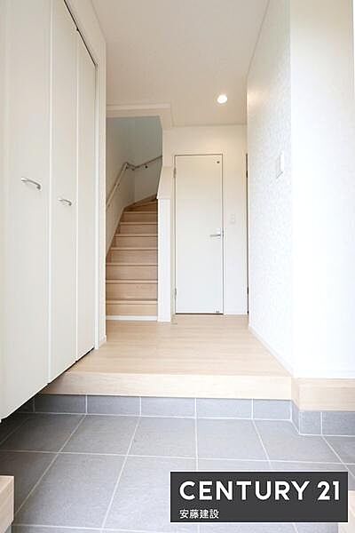 【　玄関　/　entrance　】住む人を毎日見送り迎え入れる、清潔感のある玄関散らかりがちな玄関もすっきり片付くシューズボックス完備！
