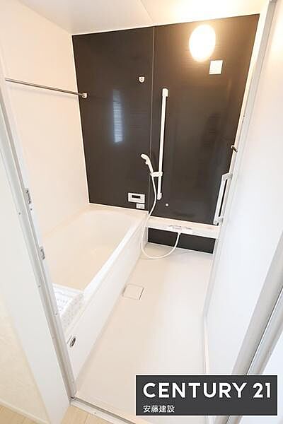 【　浴室　/　Bathroom　】ブラックのアクセントパネルで優雅な空間を演出したシステムバスホスクリーンが備わっており、雨の日でも部屋干し可能