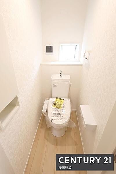 【　トイレ　/　toilet　】明るく清潔的なウォッシュレット付きトイレトイレットペーパーや掃除用具を置ける棚付き
