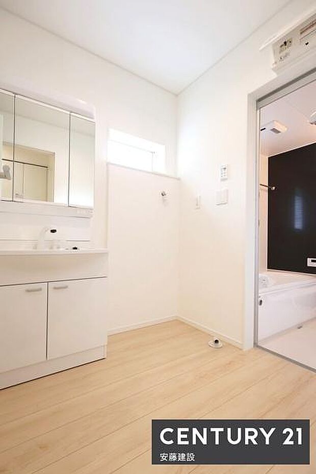 【 洗面所 / Washroom 】清潔感溢れる洗面所は、家族みんなが快適に使えるよう配慮された空間バタバタしがちな朝の時間も、ゆとりをもって過ごせます!