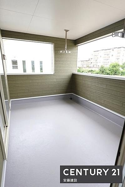【　バルコニー　/　Balcony　】2部屋から出入可能な南向きワイドバルコニー！広さがあるので、プランターを並べたガーデニングスペースとしても活用できます