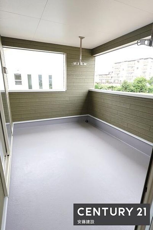 【 バルコニー / Balcony 】2部屋から出入可能な南向きワイドバルコニー!広さがあるので、プランターを並べたガーデニングスペースとしても活用できます