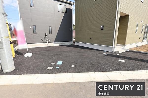 【　駐車場　/　parking　】並列2台可能な駐車スペースご夫婦それぞれのお車をお家の前に停めることができます