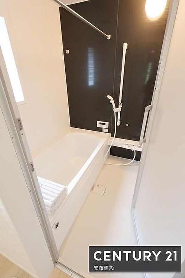 【 浴室 / Bathroom 】ブラックのアクセントパネルで優雅な空間を演出したシステムバスホスクリーンが備わっており、雨の日でも部屋干し可能