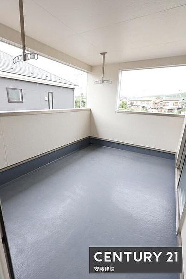 【 バルコニー / Balcony 】急な雨でも安心のインナーワイドバルコニーゆとりある広さで洗濯物が干しやすい広さ