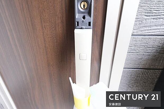 【　玄関　/　entrance　】玄関は専用キーが鞄にあればワンタッチで開閉可能なスマートキー搭載！買い物帰りや雨の日、子どもと手が離せないときでもすぐに施錠できてうれしい機能
