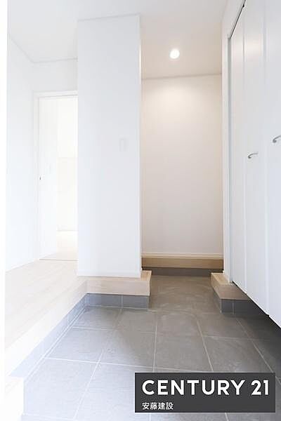 【　玄関　/　entrance　】住む人を毎日見送り迎え入れる、清潔感のある玄関間口が広く開放的な空間