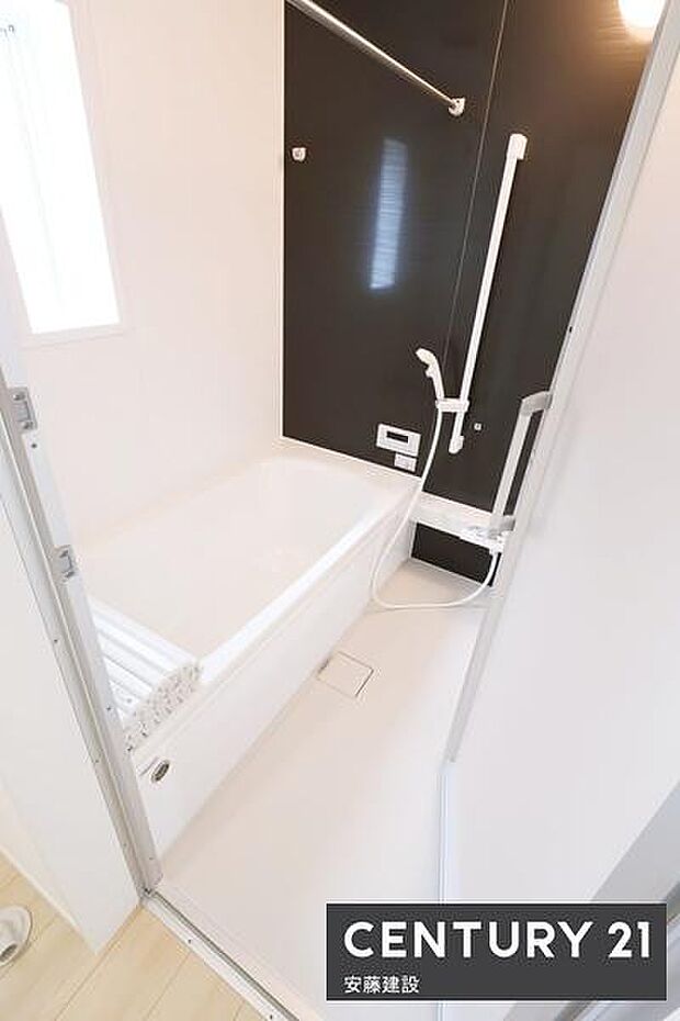 【 浴室 / Bathroom 】ブラックのアクセントパネルで優雅な空間を演出したシステムバスホスクリーンが備わっており、雨の日でも部屋干し可能