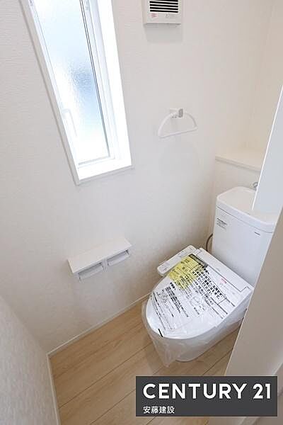 【　トイレ　/　toilet　】明るく清潔的なウォシュレット付きトイレ窓があり素早く換気できます