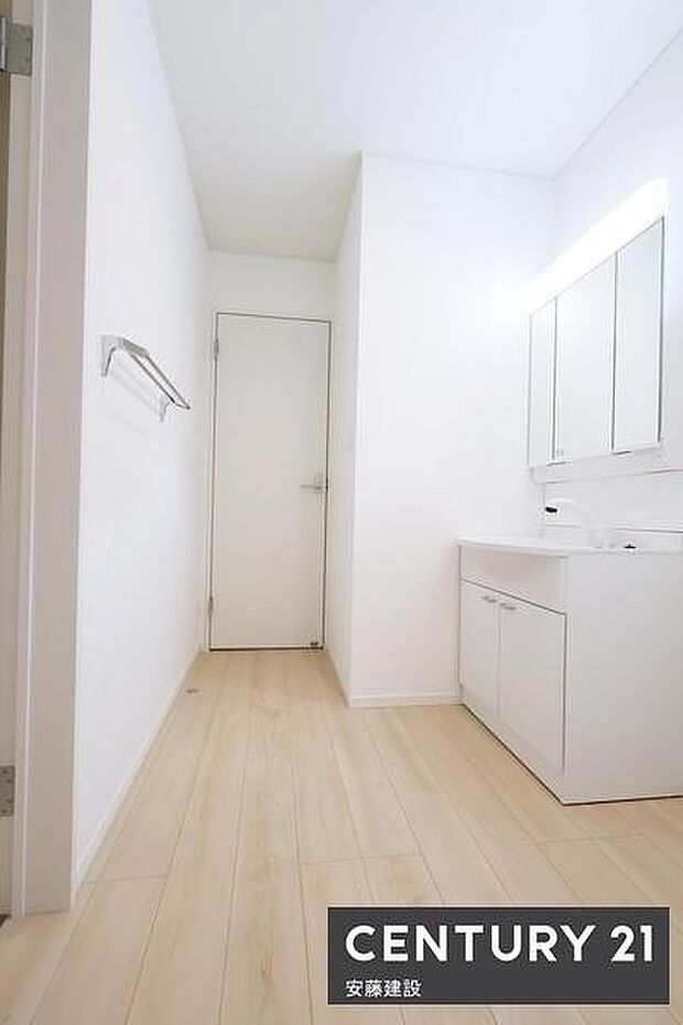 【　洗面所　/　Washroom　】清潔感溢れる洗面所は、家族みんなが快適に使えるよう配慮された空間バタバタしがちな朝の時間も、ゆとりをもって過ごせます！