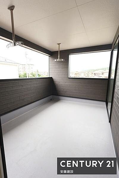 【　バルコニー　/　Balcony　】急な雨でも安心のインナーワイドバルコニーゆとりある広さで洗濯物が干しやすい広さ