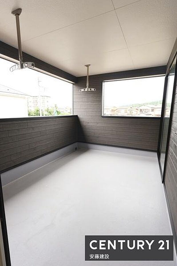 【　バルコニー　/　Balcony　】急な雨でも安心のインナーワイドバルコニーゆとりある広さで洗濯物が干しやすい広さ