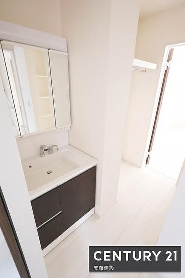 【　洗面所　/　Washroom　】帰宅後すぐに手洗いうがいが可能な動線の洗面所脱衣所とセパレート設計で家族が入浴中でも洗面台が使えます