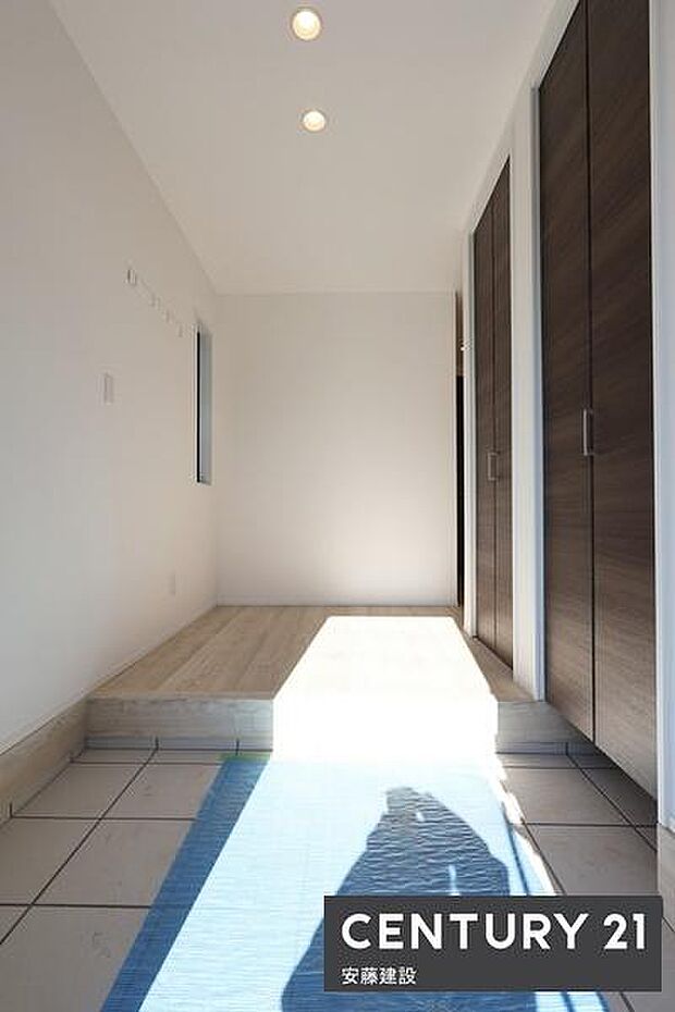 【 玄関 / entrance 】住む人を毎日見送り迎え入れる、清潔感のある玄関散らかりがちな玄関もすっきり片付くシューズボックス完備