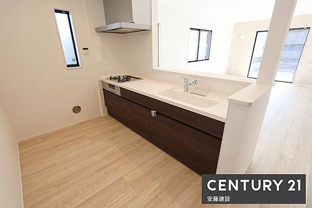 【 キッチン / Kitchen 】収納と作業スペースをしっかり確保した対面式システムキッチン!お料理の片付けや運び出しもしやすい便利な設計