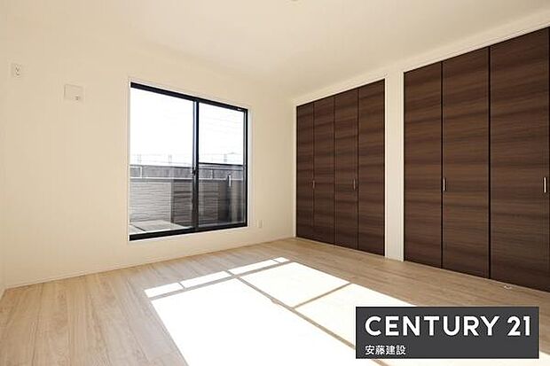 【 寝室 / 8帖 】南向きバルコニーに面して明るくあたたかな寝室!お好みの家具を置いてホテルライクな空間も楽しめます使い分けしやすいWクローゼット完備