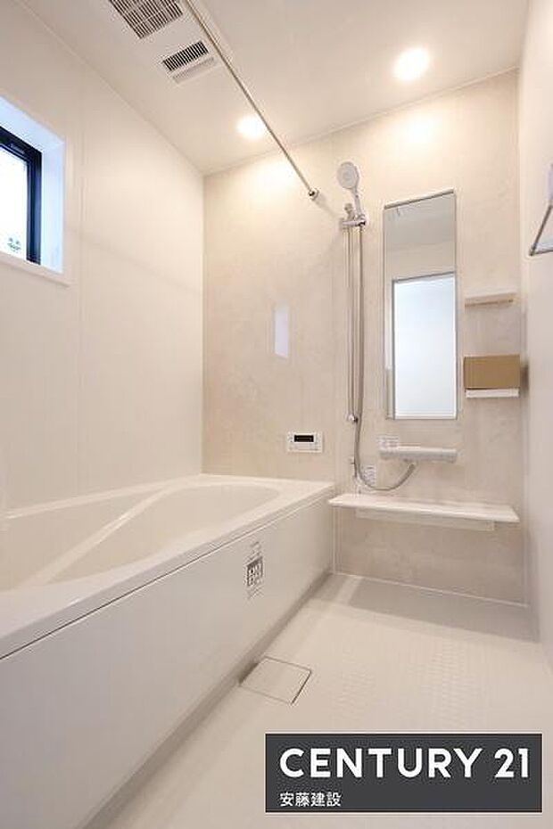 【 浴室 / Bathroom 】ゆったりと至福のバスタイムを過ごせそうな清潔感ある浴室ホスクリーンが備わっており、雨の日でも部屋干し可能!