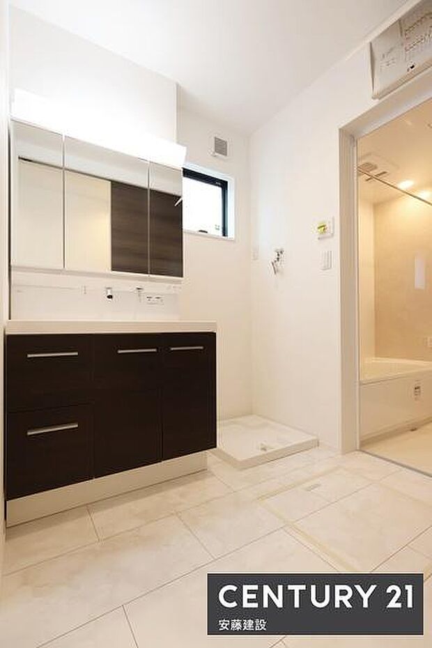 【 洗面所 / Washroom 】清潔感溢れる洗面所は忙しい朝もストレスフリーに身支度できそうな空間収納力のある三面鏡独立洗面台完備!