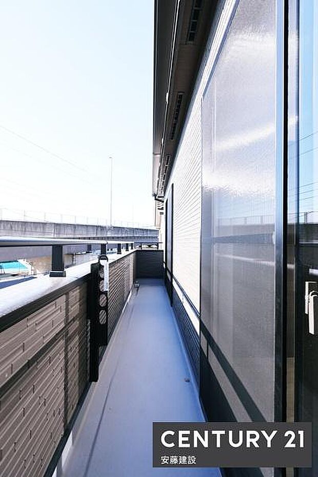 【　バルコニー　/　Balcony　】2部屋から出入可能な南向きバルコニー！たっぷりの日差しを浴びて洗濯物がしっかり乾きます