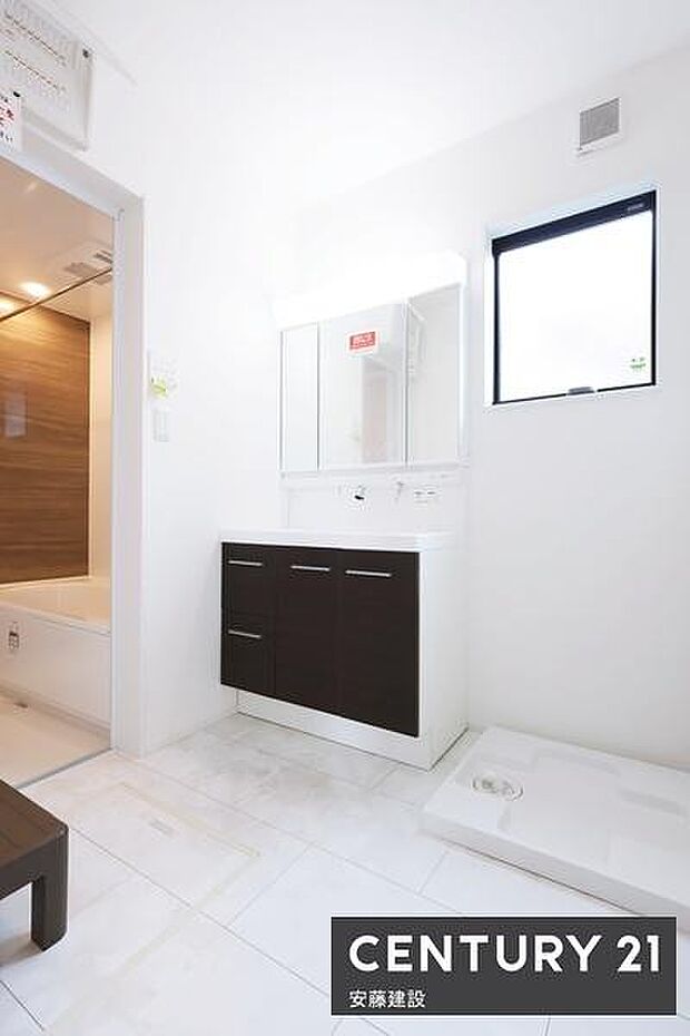 【　独立洗面化粧台　】帰宅後リビングを介さず手洗い可能な設計！三面鏡で後ろまで身だしなみチェックが可能！鏡裏収納ですっきりとした空間が保てます