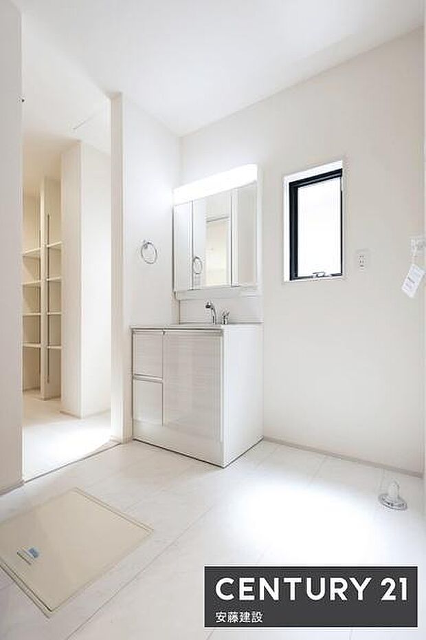 【　洗面所　/　Washroom　】清潔感溢れる洗面所は、家族みんなが快適に使えるよう配慮された空間バタバタしがちな朝の時間も、ゆとりをもって過ごせます！