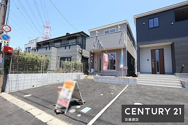 【 駐車場 / parking 】並列2台可能な駐車スペースご夫婦それぞれのお車をお家の前に停めることができます
