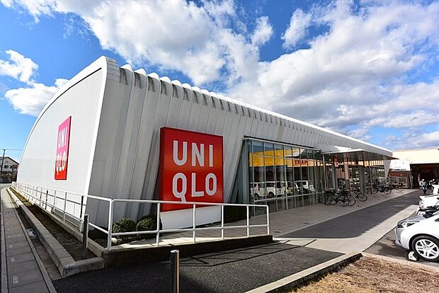 ユニクロベスタ狭山店まで897m、営業時間　10：00～21：00