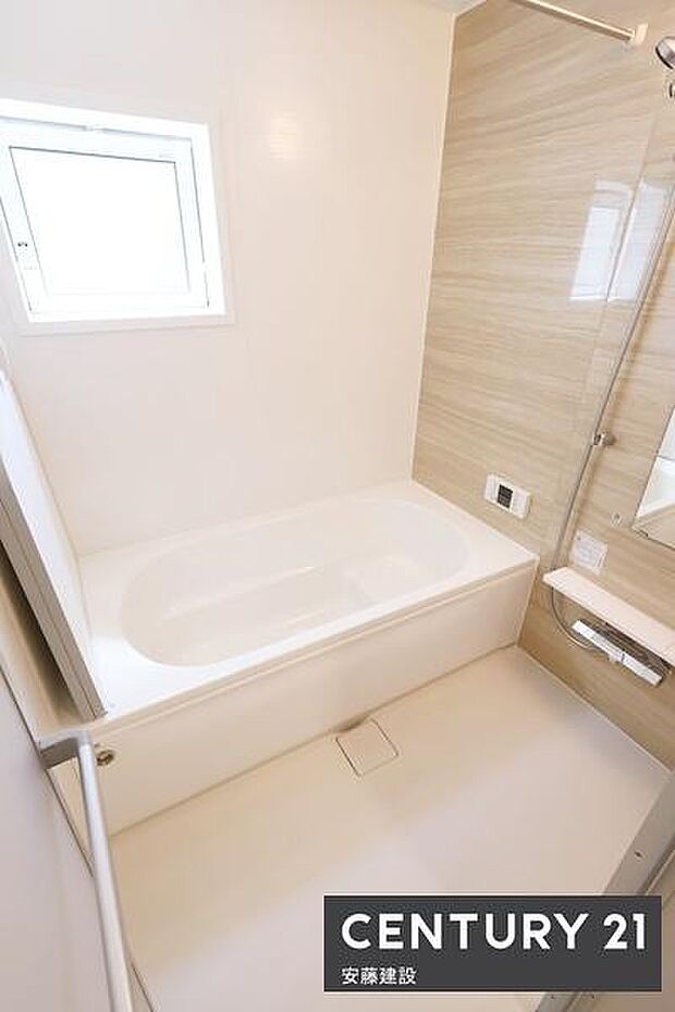 【 浴室 / Bathroom 】ゆったりと至福のバスタイムを過ごせそうな清潔感ある浴室ホスクリーンが備わっており、雨の日でも室内部屋干し可能