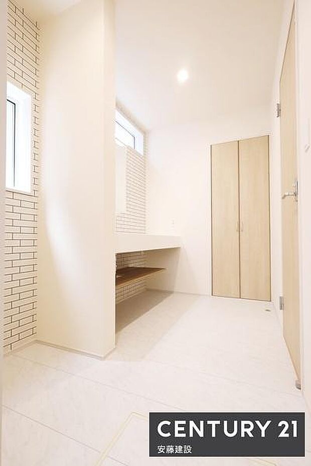 【 洗面所 / Washroom 】清潔感溢れる洗面所は、家族みんなが快適に使えるよう配慮された空間バタバタしがちな朝の時間も、ゆとりをもって過ごせます!