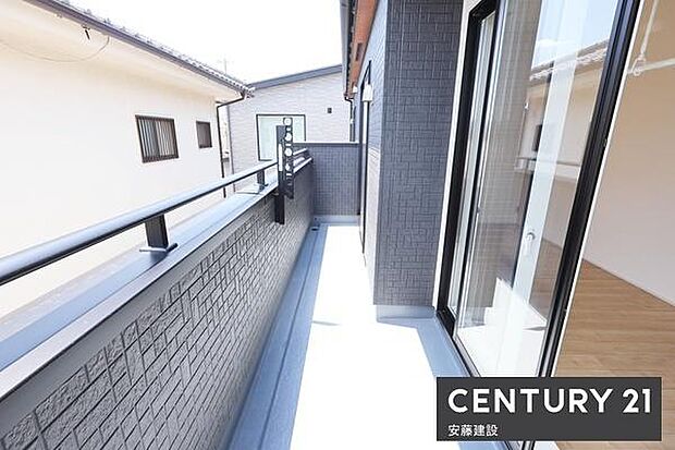 【 バルコニー / Balcony 】2部屋から出入可能な南向きバルコニー!横に長く洗濯物をたくさん干せそうな空間