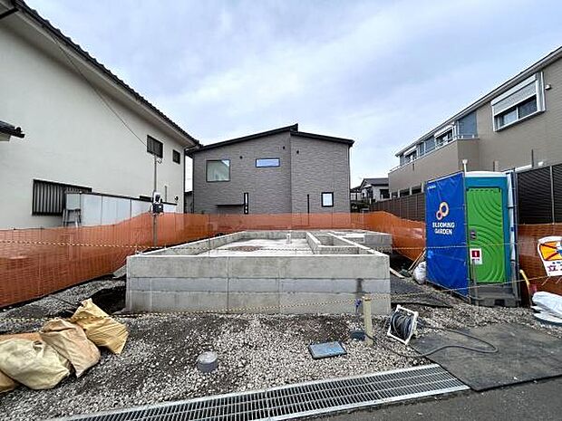 【　駐車場　/　parking　】並列2台可能な駐車スペースご夫婦それぞれのお車をお家の前に停めることができます