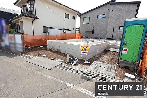 【 駐車場 / parking 】駐車2台可能なスペース建物を中心に両脇1台ずつ駐車可能