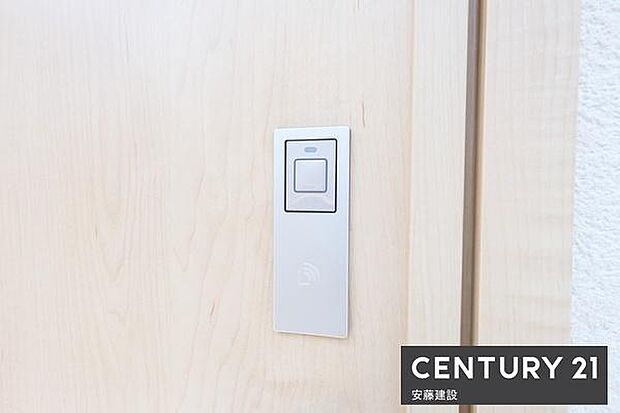 【 玄関 / entrance 】玄関は専用キーが鞄にあればワンタッチで開閉可能なスマートキー搭載!買い物帰りや雨の日、子どもと手が離せないときでもすぐに施錠できてうれしい機能