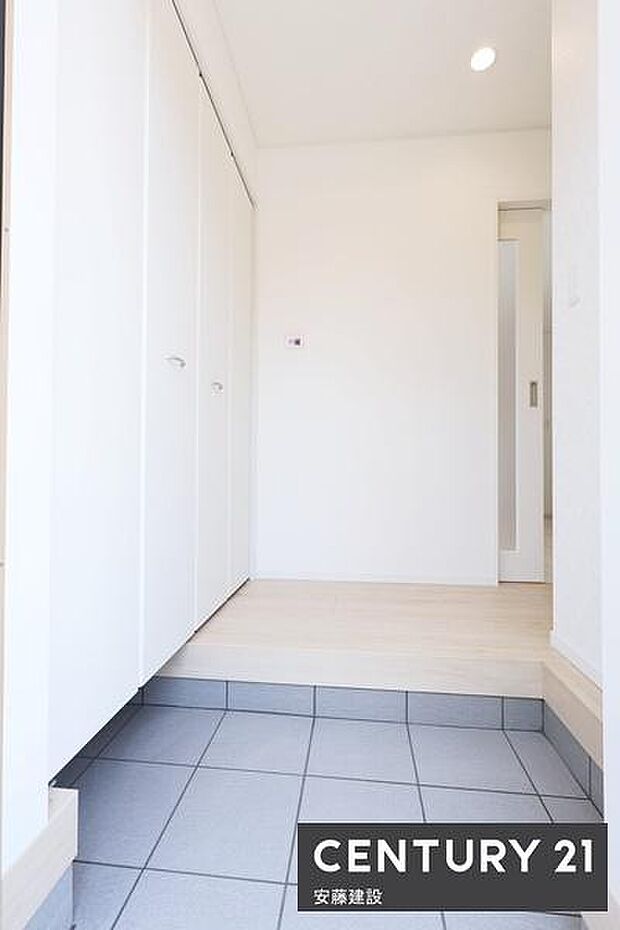 【 玄関 / entrance 】白を基調とした清潔感あふれる玄関
