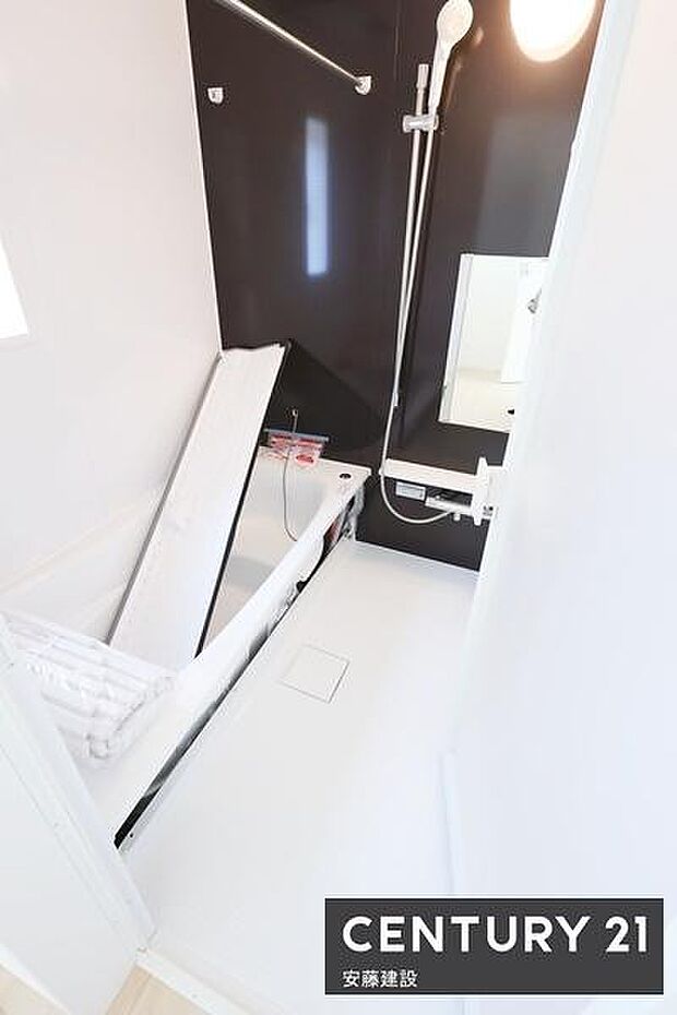 【 浴室 / Bathroom 】ゆったりと至福のバスタイムを過ごせそうな清潔感ある浴室ホスクリーンが備わっており、雨の日でも室内部屋干し可能