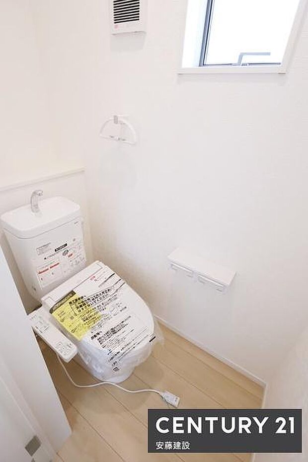 【 トイレ / toilet 】明るく清潔的なウォシュレット付きトイレ開閉がしやすい窓位置で換気や窓自体の掃除もしやすいのがポイント!