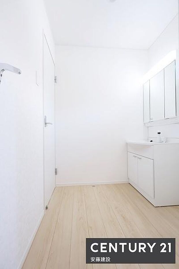 【 洗面所 / Washroom 】清潔感溢れる洗面所は、家族みんなが快適に使えるよう配慮された空間バタバタしがちな朝の時間も、ゆとりをもって過ごせます!