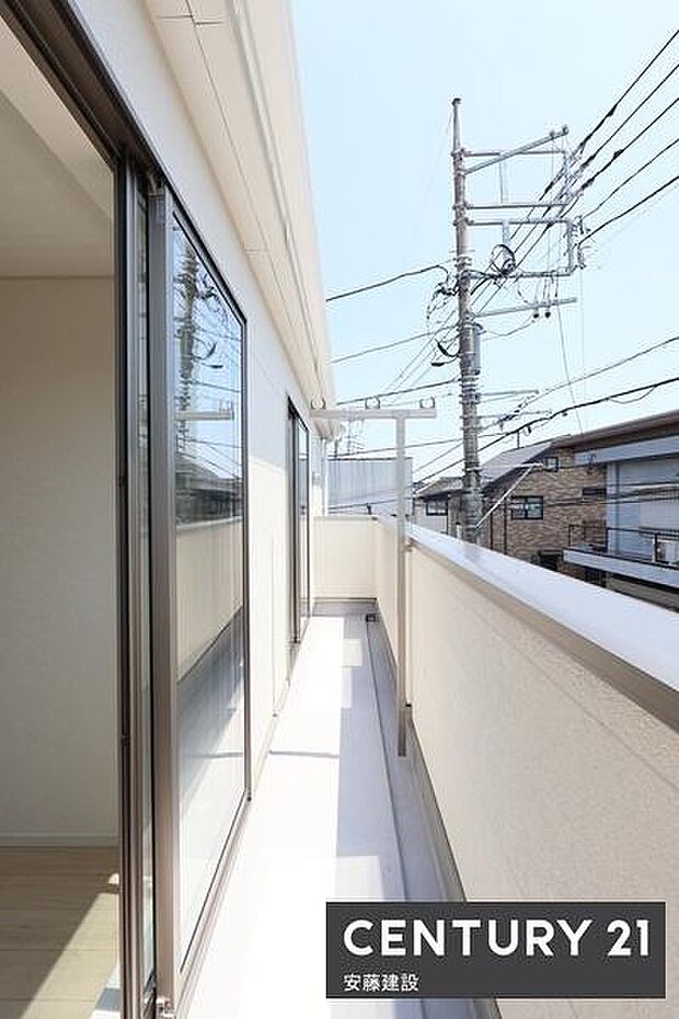 【 バルコニー / Balcony 】2部屋から出入可能な南東向きバルコニー!横に長く洗濯物をたくさん干せそうな空間