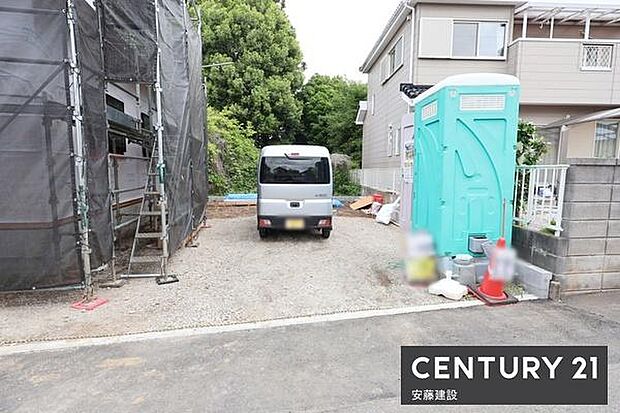 【 駐車場 / parking 】並列2台可能な駐車スペースご夫婦それぞれのお車をお家の前に停めることができます