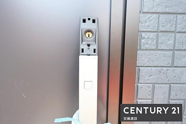 【 玄関 / entrance 】玄関は専用キーが鞄にあればワンタッチで開閉可能なスマートキー搭載!買い物帰りや雨の日、子どもと手が離せないときでもすぐに施錠できてうれしい機能