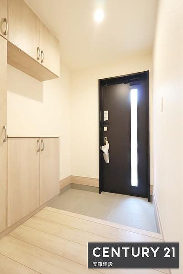 【 玄関 / entrance 】住む人を毎日見送り迎え入れる、落ち着いた雰囲気の玄関!間口が広く開放的な空間