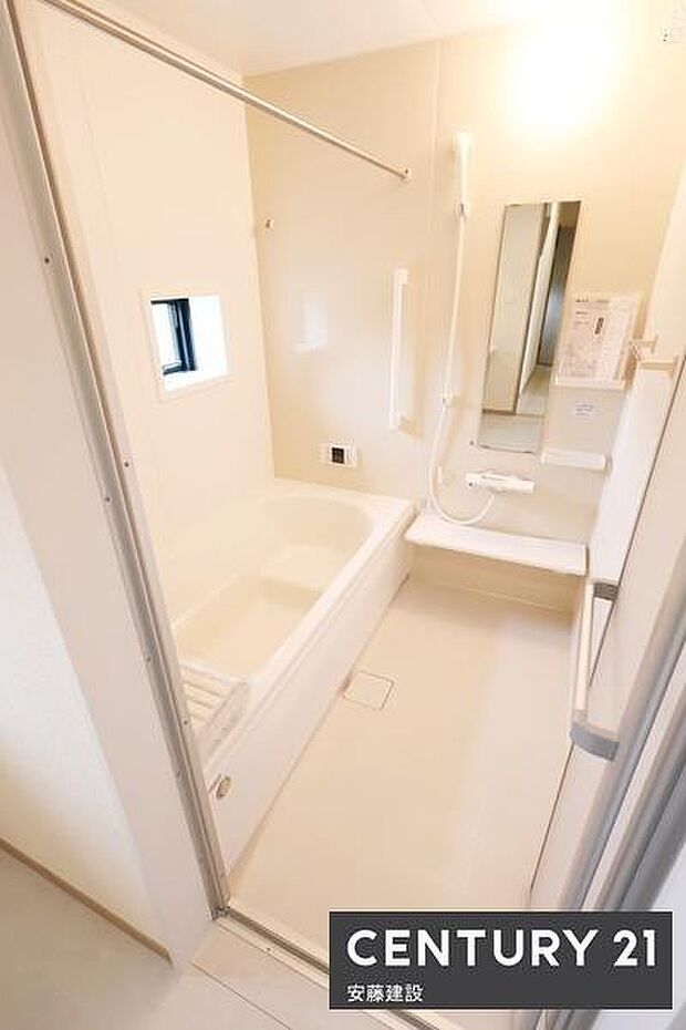 【 浴室 / Bathroom 】ゆったりと至福のバスタイムを過ごせそうな清潔感ある浴室