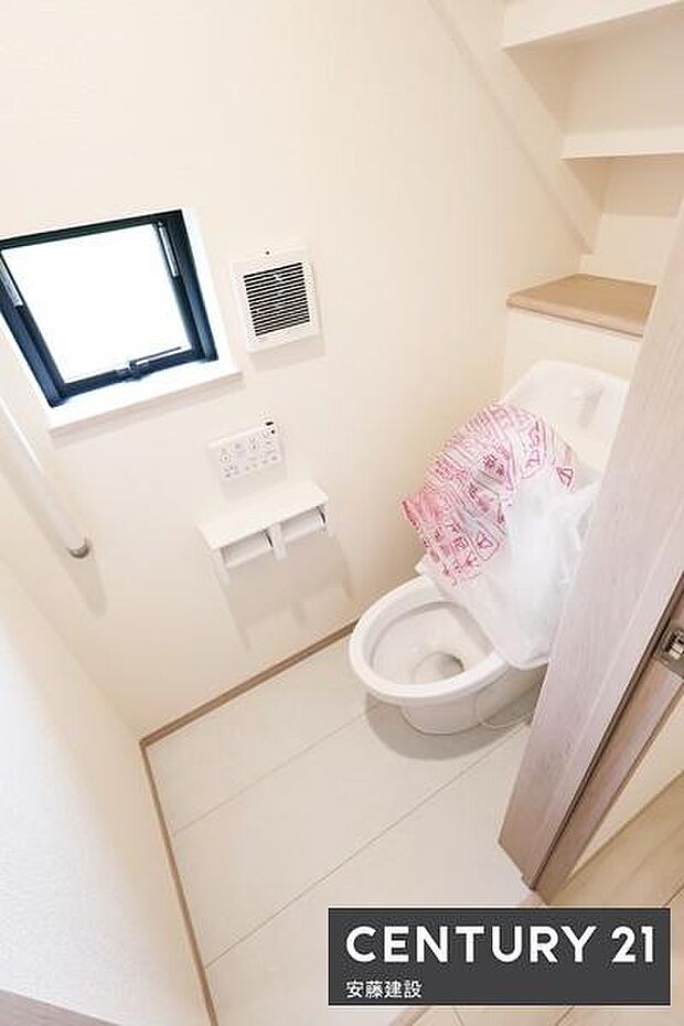 【 トイレ / toilet 】明るく清潔感のあるトイレ