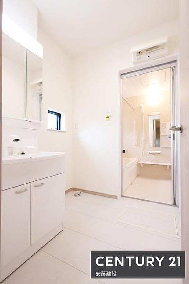 【 洗面所 / Washroom 】清潔感溢れる洗面所は、家族みんなが快適に使えるよう配慮された空間バタバタしがちな朝の時間も、ゆとりをもって過ごせます!