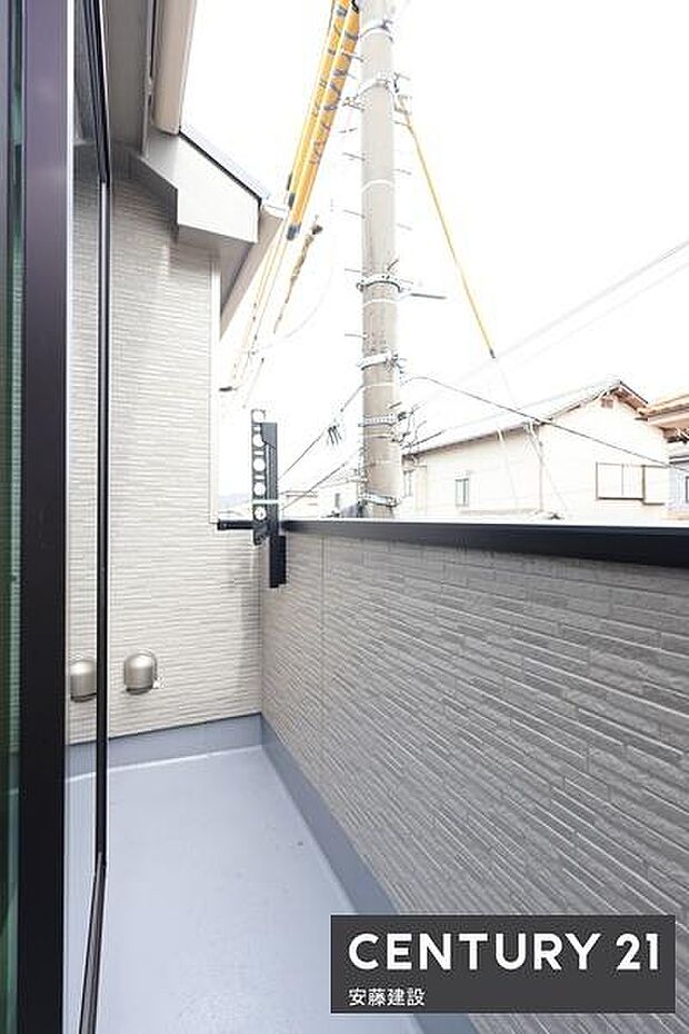 【 バルコニー / Balcony 】陽当りがよく洗濯物もしっかり乾きそうな南向きバルコニー