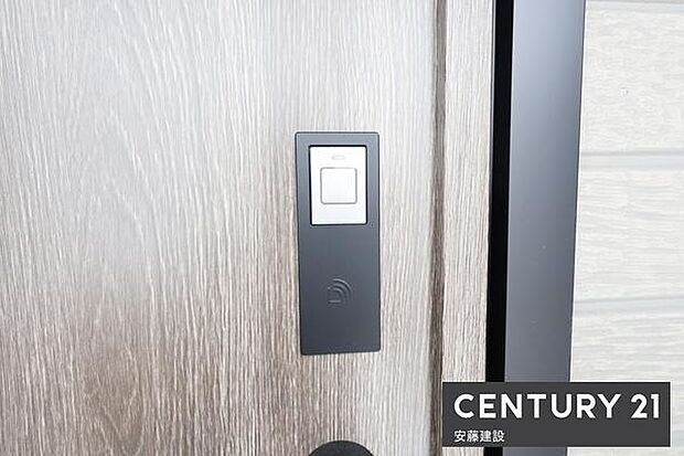 【 玄関 / entrance 】玄関は専用キーが鞄にあればワンタッチで開閉可能なスマートキー搭載!買い物帰りや雨の日、子どもと手が離せないときでもすぐに施錠できてうれしい機能