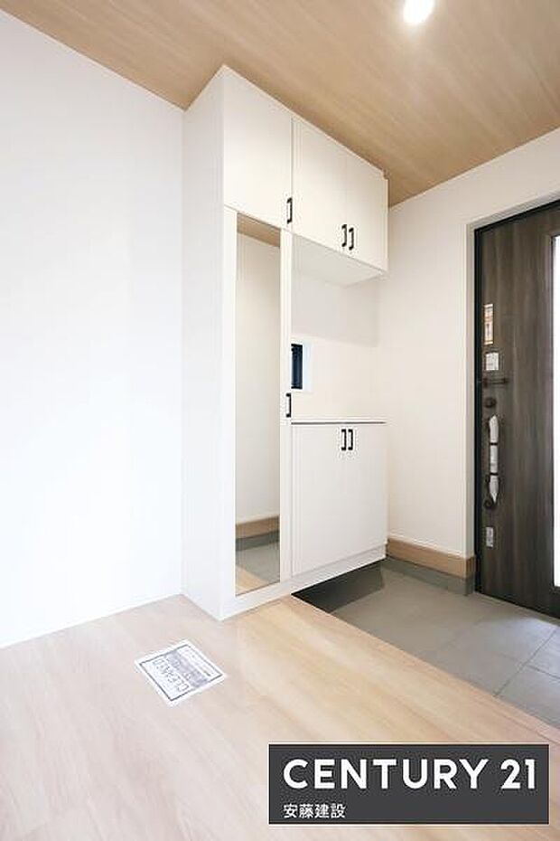 【 玄関 / entrance 】白を基調とした清潔感あふれる玄関は、間口が広く開放的な空間お出かけ前の身だしなみチェックに便利なミラー付シューズボックス完備