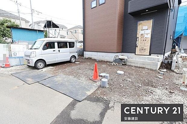 【　駐車場　/　parking　】並列2台可能な駐車スペースご夫婦それぞれのお車をお家横に停めることができます